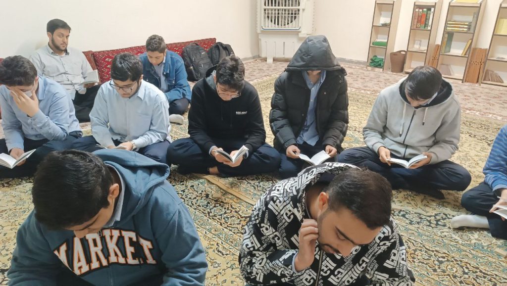 مراسم پرفیض زیارت عاشورا در دبیرستان ایرانزمین (دوره دوم)