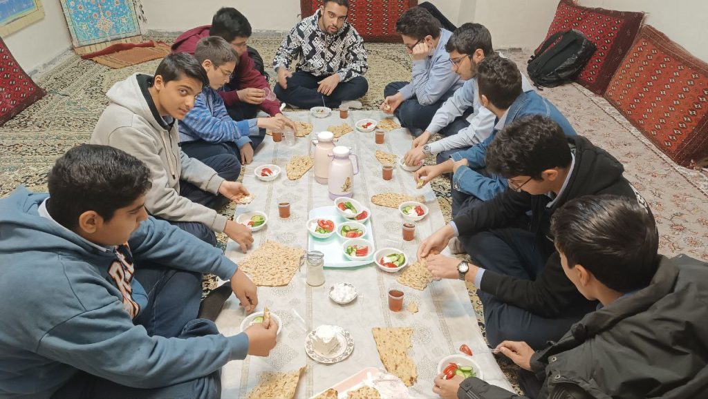 مراسم پرفیض زیارت عاشورا در دبیرستان ایرانزمین (دوره دوم)