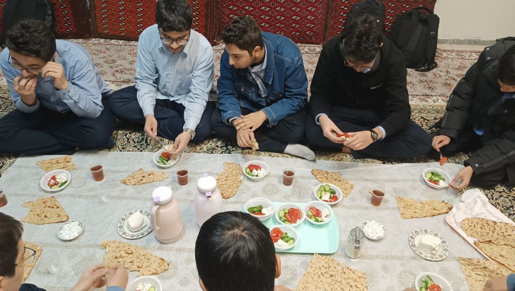 مراسم پرفیض زیارت عاشورا در دبیرستان ایرانزمین (دوره دوم)