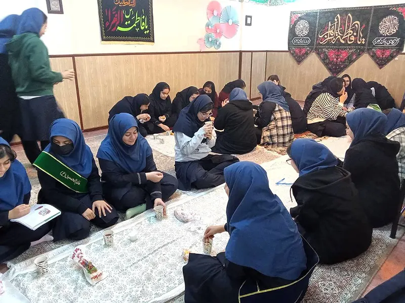 برگزاری مراسم معنوی زیارت عاشورا در دبیرستان دخترانه سلام رسالت