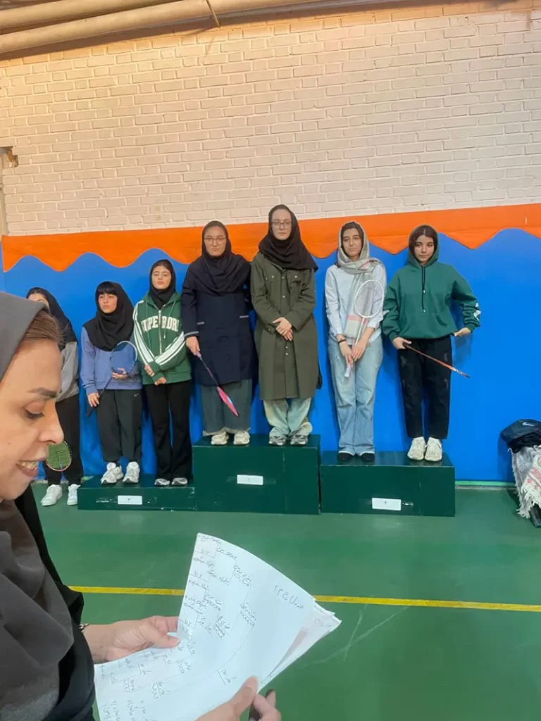 درخشش دانشآموزان دبیرستان دوره دوم دخترانه سلام ونک در مسابقات بدمینتون منطقه ۳