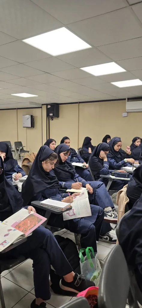 کلاس حل تست زیستشناسی با تدریس خانم دکتر غریبدوست در دبیرستان دخترانه سلام ونک