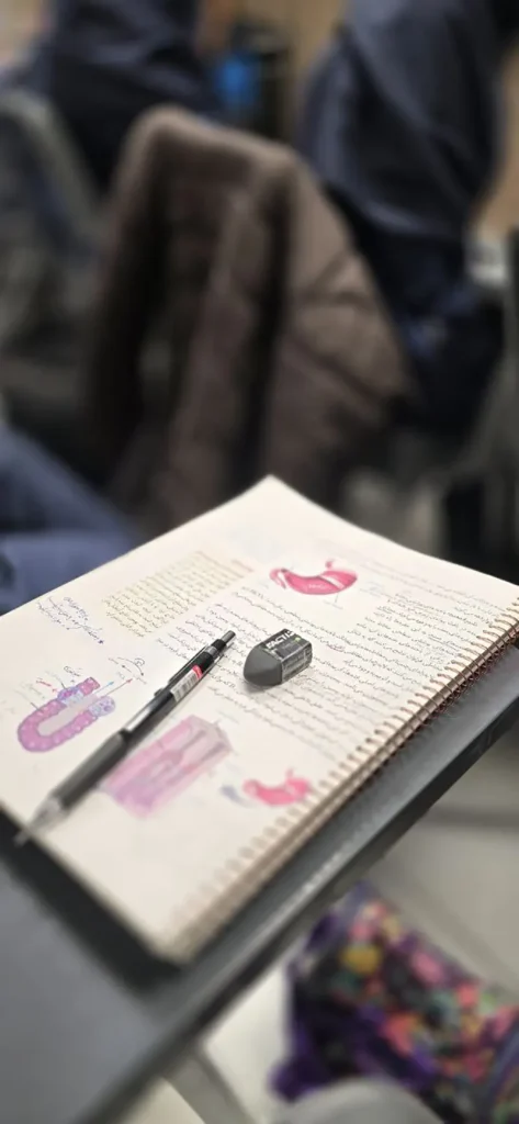 کلاس حل تست زیستشناسی با تدریس خانم دکتر غریبدوست در دبیرستان دخترانه سلام ونک