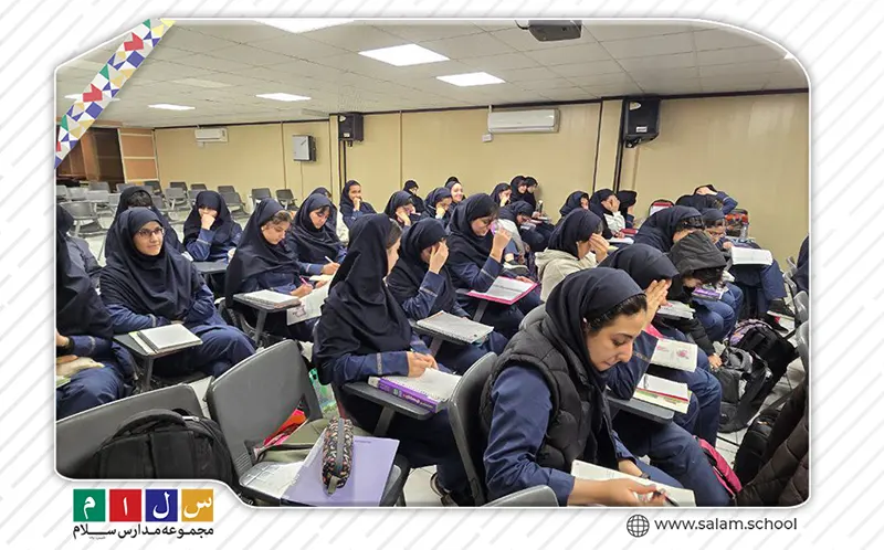 کلاس حل تست زیست‌شناسی با تدریس خانم دکتر غریب‌دوست در دبیرستان دخترانه سلام ونک