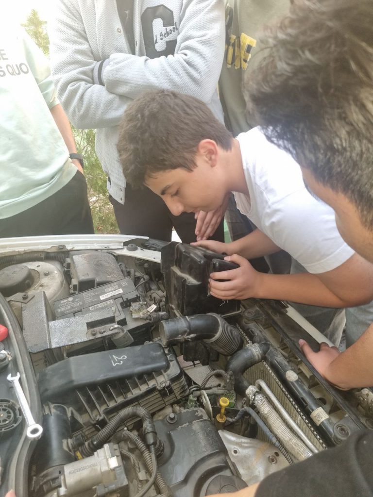 برگزاری کلاسهای نمایش صحنه ای و مکانیک خودرو در محل دبیرستان سلام شهید زین الدین