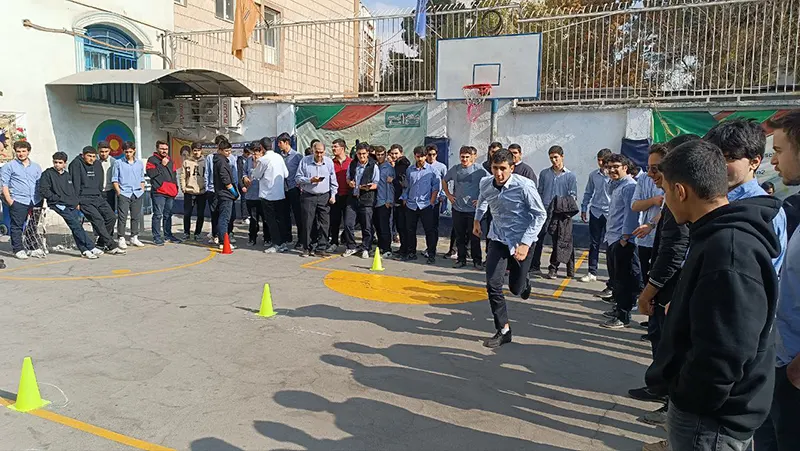 برگزارى مسابقات آمادگى جسمانى در دبيرستان سلام ايران زمين دوره دوم