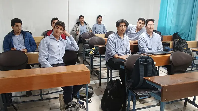 برگزاری کلاسهای پژوهشی، طراحی سایت و رباتیک در دبیرستان سلام ایران زمین دوره دوم