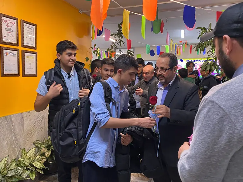 اهدای یادبود روز مادر به دانشآموزان به مناسبت ولادت حضرت فاطمه سلاماللهعلیها در مدرسه سلام ایرانزمین