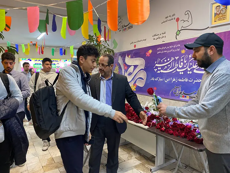 اهدای یادبود روز مادر به دانشآموزان به مناسبت ولادت حضرت فاطمه سلاماللهعلیها در مدرسه سلام ایرانزمین