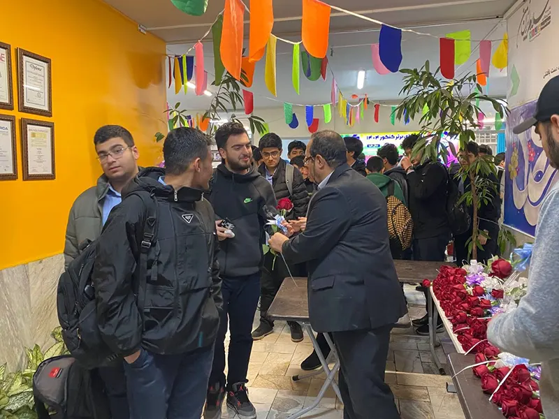 اهدای یادبود روز مادر به دانشآموزان به مناسبت ولادت حضرت فاطمه سلاماللهعلیها در مدرسه سلام ایرانزمین