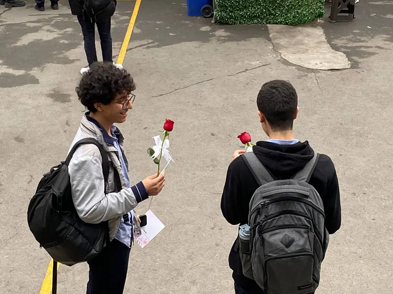 اهدای یادبود روز مادر به دانشآموزان به مناسبت ولادت حضرت فاطمه سلاماللهعلیها در مدرسه سلام ایرانزمین