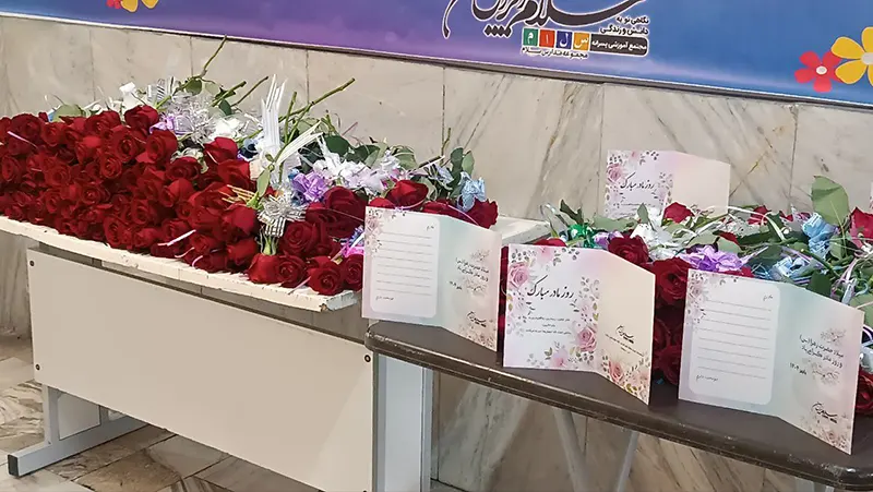 اهدای یادبود روز مادر به دانشآموزان به مناسبت ولادت حضرت فاطمه سلاماللهعلیها در مدرسه سلام ایرانزمین