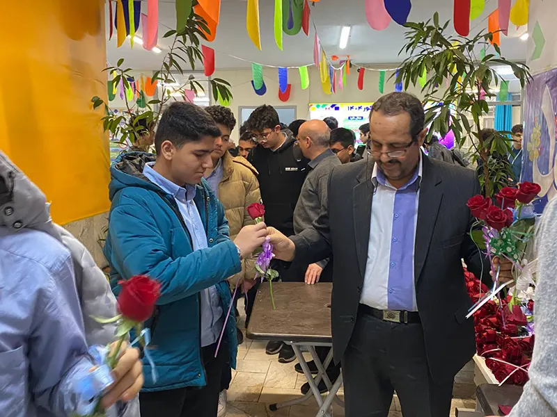 اهدای یادبود روز مادر به دانشآموزان به مناسبت ولادت حضرت فاطمه سلاماللهعلیها در مدرسه سلام ایرانزمین