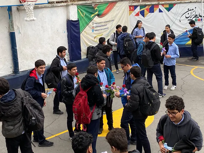 اهدای یادبود روز مادر به دانشآموزان به مناسبت ولادت حضرت فاطمه سلاماللهعلیها در مدرسه سلام ایرانزمین