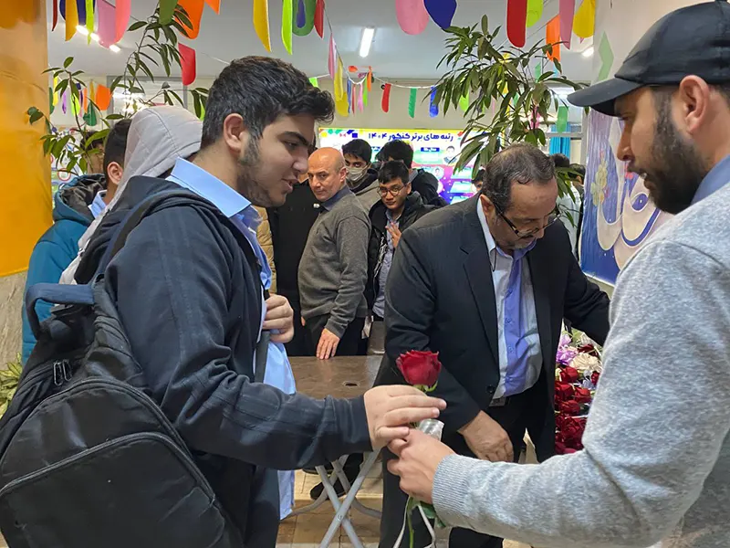 اهدای یادبود روز مادر به دانشآموزان به مناسبت ولادت حضرت فاطمه سلاماللهعلیها در مدرسه سلام ایرانزمین