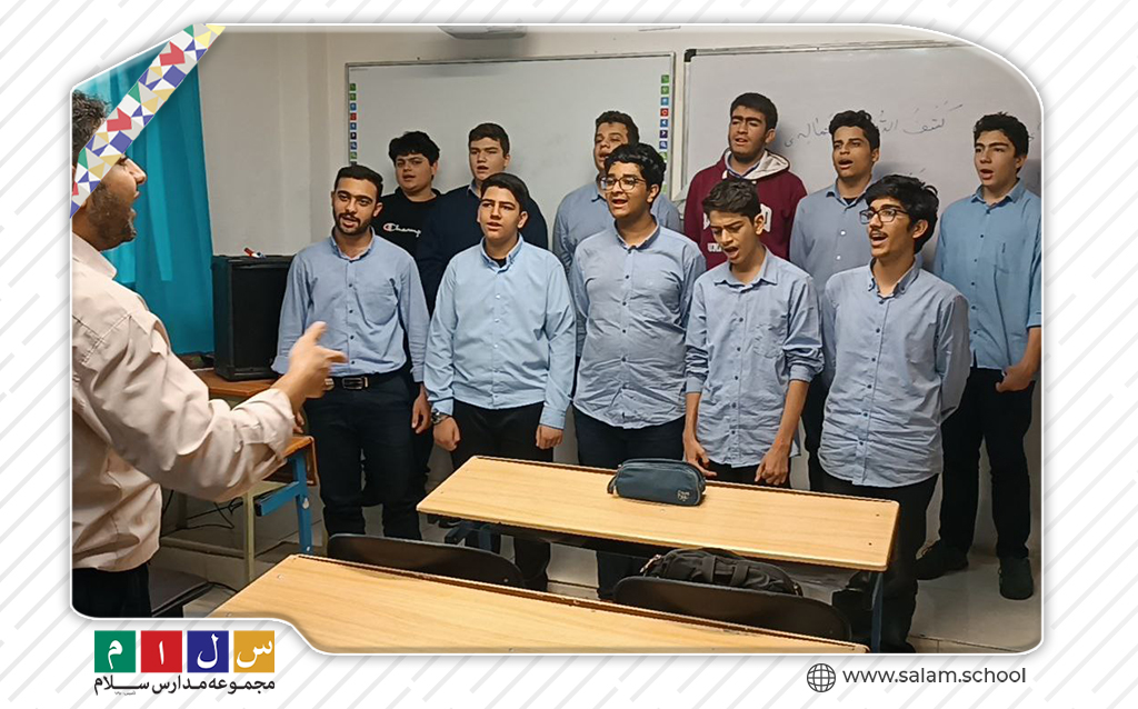 تمرین گروه سرود دبیرستان سلام ایران‌زمین با هدف آمادگی برای اجراهای فرهنگی