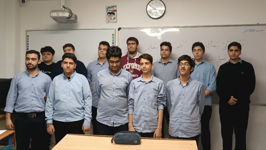 تمرین گروه سرود دبیرستان سلام ایرانزمین با هدف آمادگی برای اجراهای فرهنگی