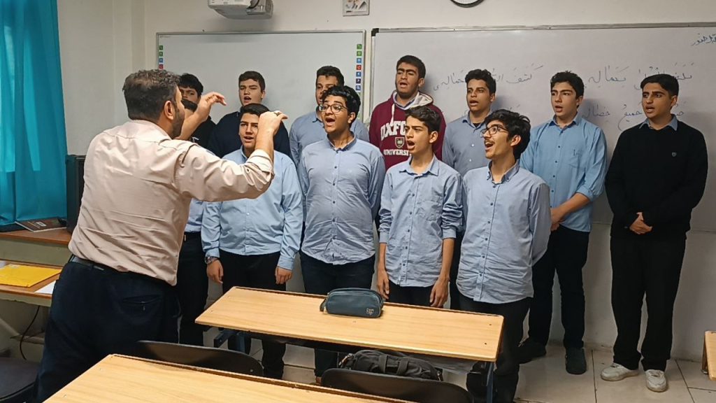 تمرین گروه سرود دبیرستان سلام ایرانزمین با هدف آمادگی برای اجراهای فرهنگی
