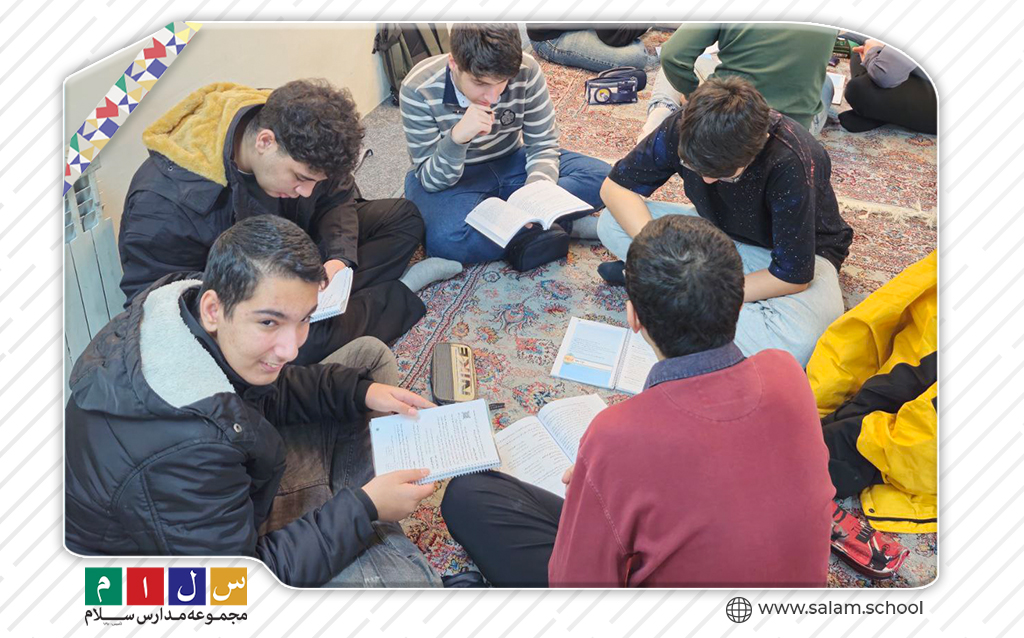 مباحثه و کار گروهی دانش آموزان برای کمک درسی در دبیرستان سلام نجم الثاقب