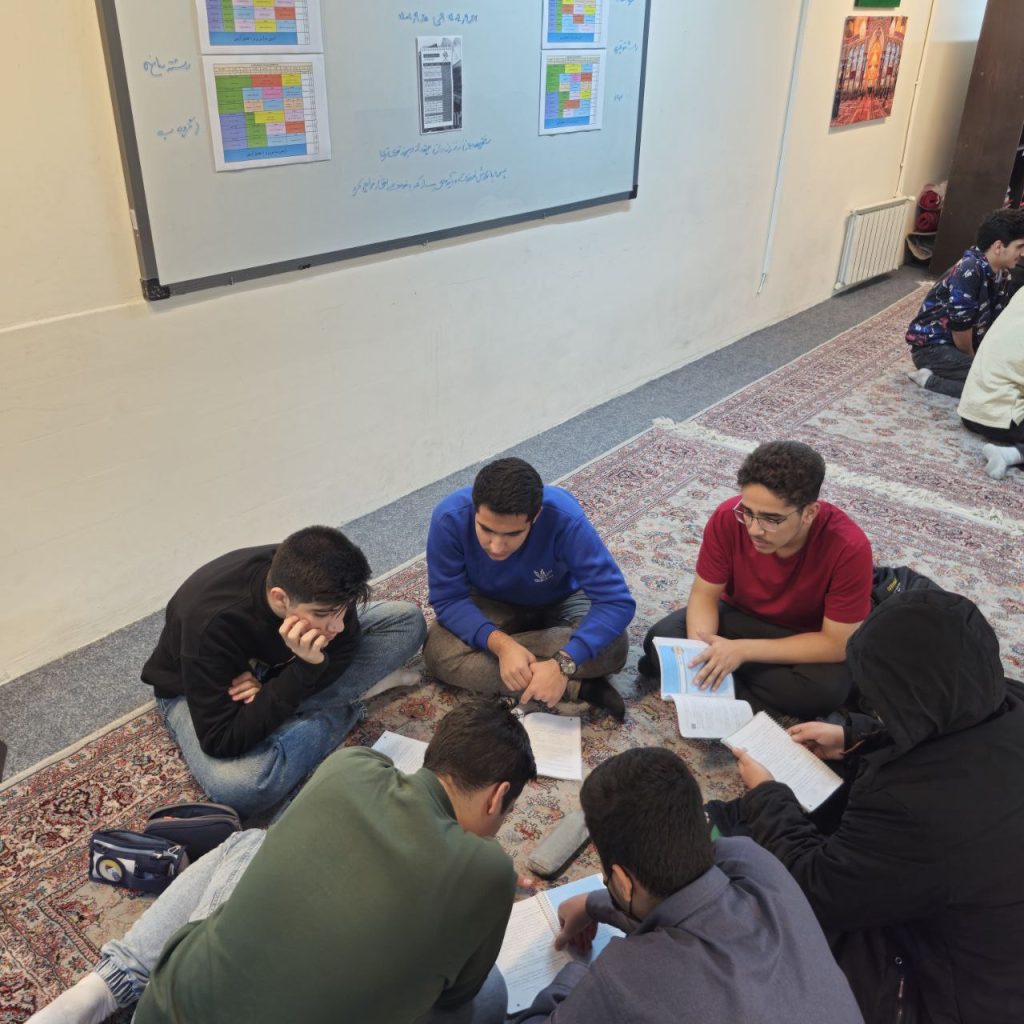 مباحثه و کار گروهی دانش آموزان برای کمک درسی در دبیرستان سلام نجم الثاقب