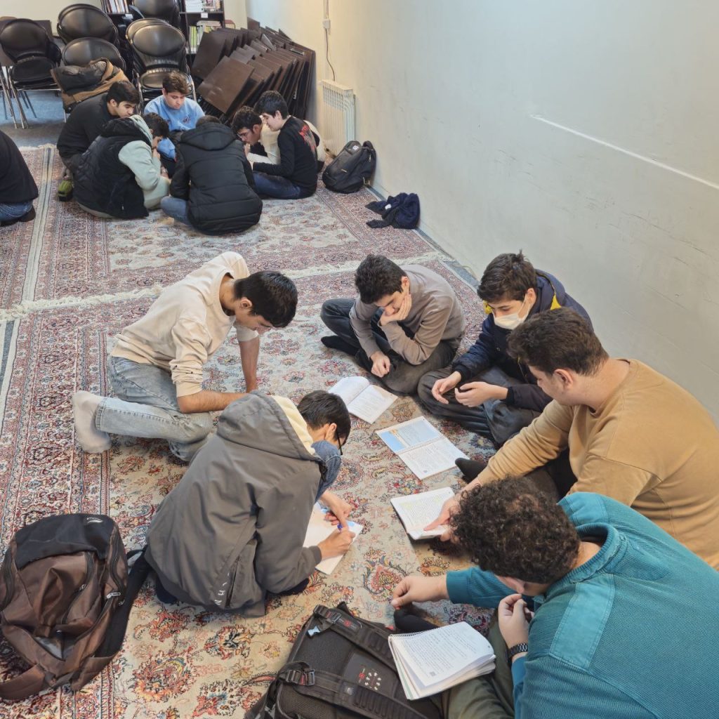 مباحثه و کار گروهی دانش آموزان برای کمک درسی در دبیرستان سلام نجم الثاقب