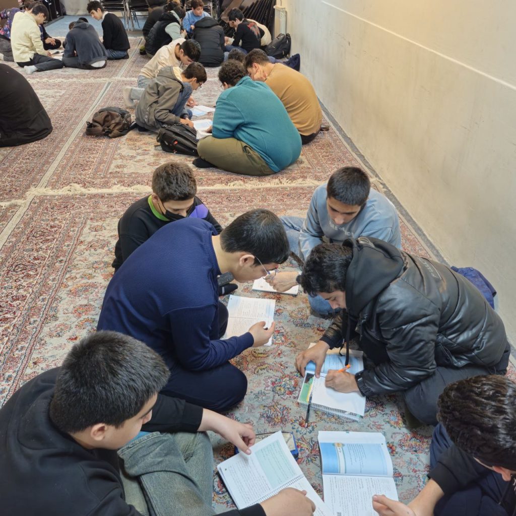 مباحثه و کار گروهی دانش آموزان برای کمک درسی در دبیرستان سلام نجم الثاقب