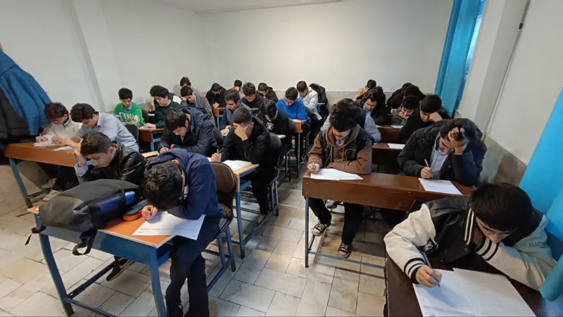 برگزاری امتحان فارسی در دبیرستان سلام ایران زمین دوره دوم دوشنبه ۸ دی ماه