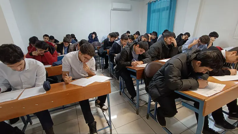 برگزاری امتحان فارسی در دبیرستان سلام ایران زمین دوره دوم دوشنبه ۸ دی ماه