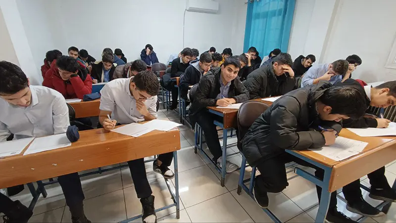 برگزاری امتحان فارسی در دبیرستان سلام ایران زمین دوره دوم دوشنبه ۸ دی ماه