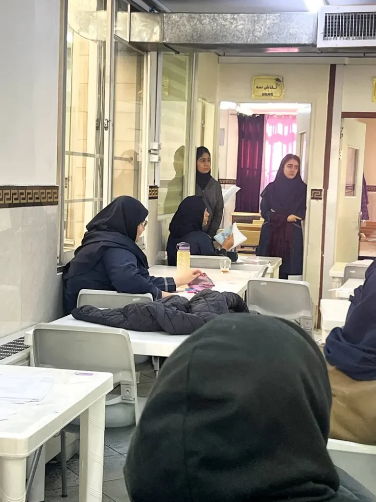 صحبت های دبیر محترم درس عربی پیرامون آزمون تشریحی در دبیرستان دوره دوم دخترانه سلام ونک