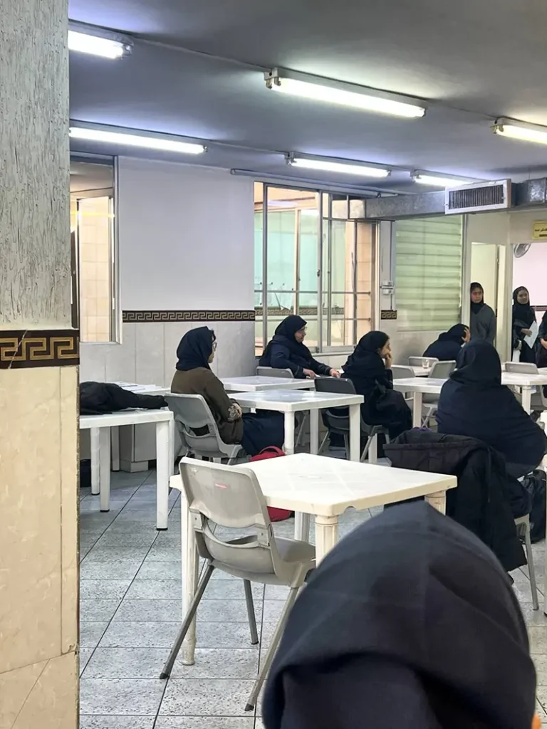 صحبت های دبیر محترم درس عربی پیرامون آزمون تشریحی در دبیرستان دوره دوم دخترانه سلام ونک