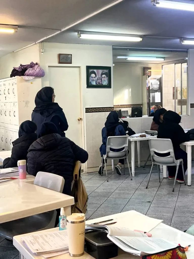 صحبت های دبیر محترم درس عربی پیرامون آزمون تشریحی در دبیرستان دوره دوم دخترانه سلام ونک