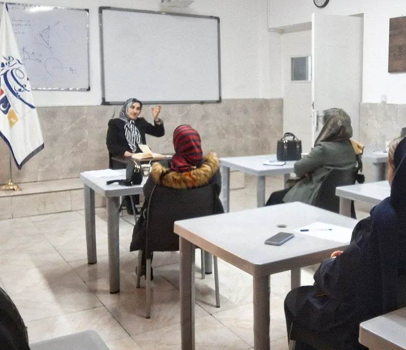 جلسه آموزش خانواده با موضوع «ارتباط مؤثر با نوجوان» در دبیرستان دوره دوم سلام یوسفآباد برگزار شد