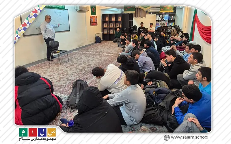 گپ‌وگفت صمیمانه مدیر محترم با دانش‌آموزان در دبیرستان نجم‌الثاقب