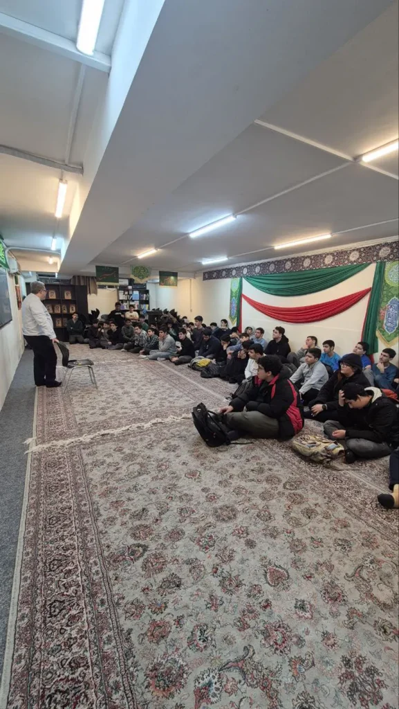 گپوگفت صمیمانه مدیر محترم با دانشآموزان در دبیرستان نجمالثاقب