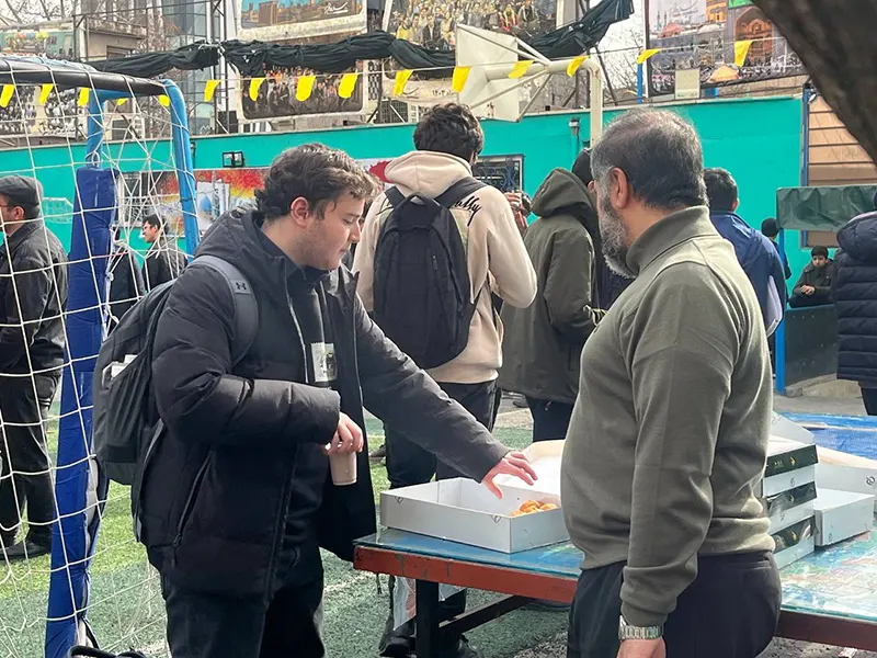 برگزاری جشن نیمه شعبان با پذیرایی از دانشآموزان در دبیرستان سلام تجریش