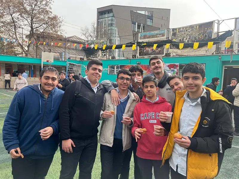 برگزاری جشن نیمه شعبان با پذیرایی از دانشآموزان در دبیرستان سلام تجریش