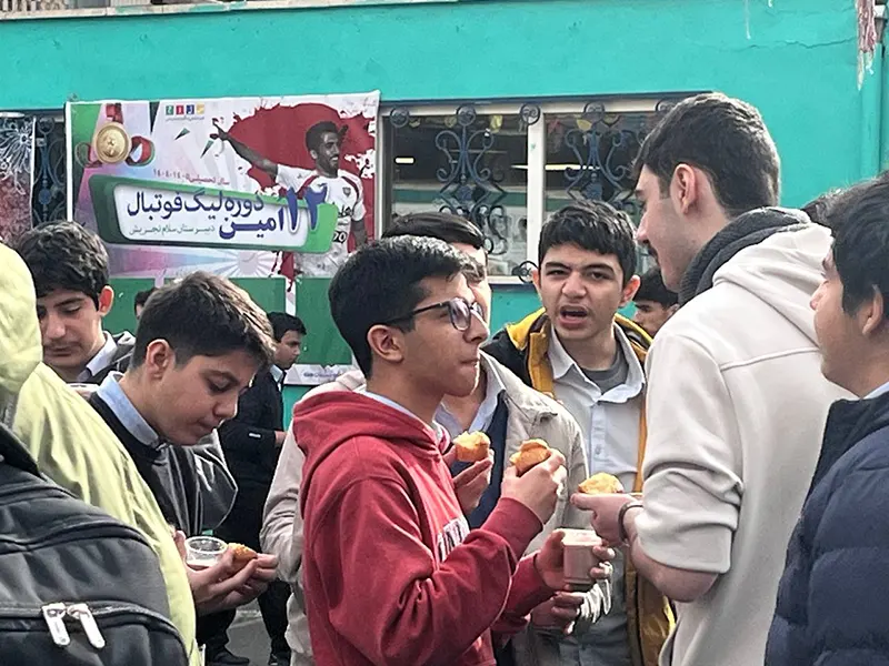 برگزاری جشن نیمه شعبان با پذیرایی از دانشآموزان در دبیرستان سلام تجریش