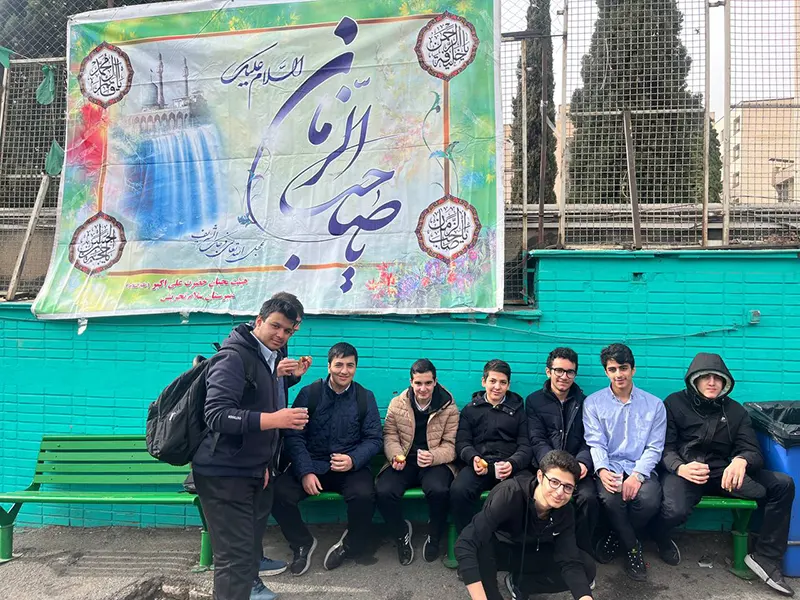 برگزاری جشن نیمه شعبان با پذیرایی از دانشآموزان در دبیرستان سلام تجریش