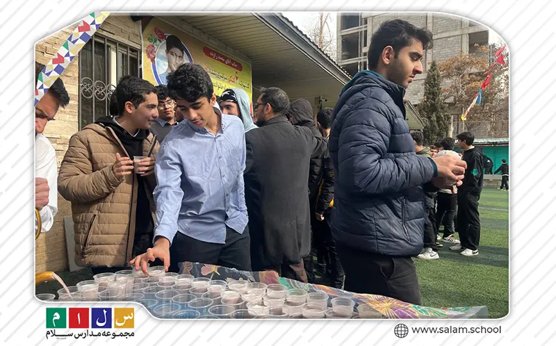برگزاری جشن نیمه شعبان با پذیرایی از دانش‌آموزان در دبیرستان سلام تجریش
