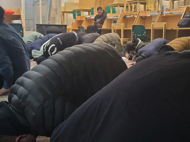 گزارش تصویری برگزاری زیارت عاشورا همراه با صبحانه در دبیرستان سلام زین الدین