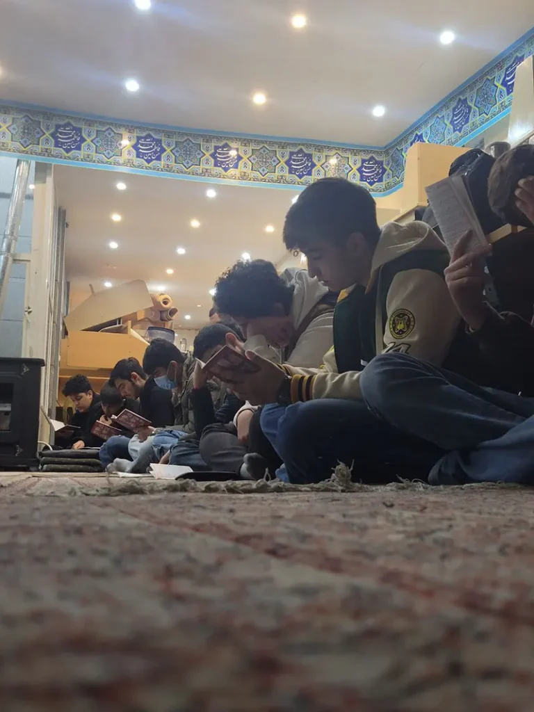 گزارش تصویری برگزاری زیارت عاشورا همراه با صبحانه در دبیرستان سلام زین الدین