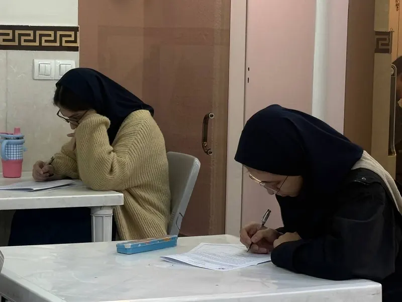 برگزاری آزمون صبح گاهی نشانه هفتم تشریحی هماهنگ مدارس برتر زبان انگلیسی در دبیرستان دوره دوم دخترانه سلام