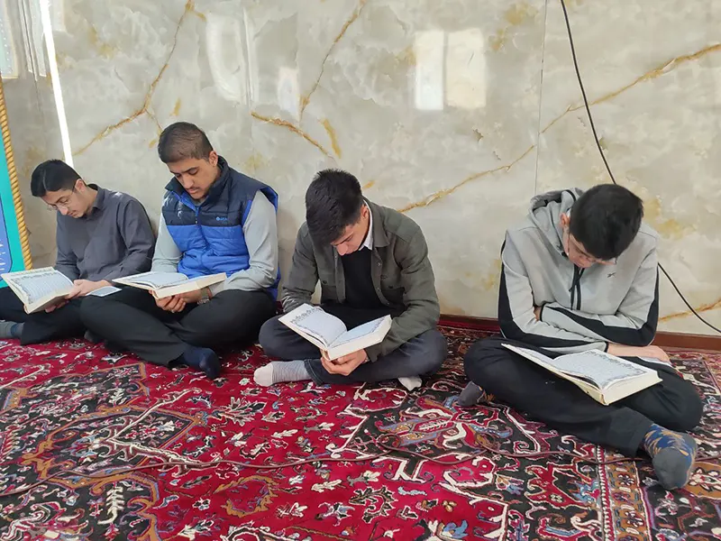 برگزاری جلسه قرائت قرآن روز چهارم ماه مبارک رمضان در دبیرستان سلام تجریش