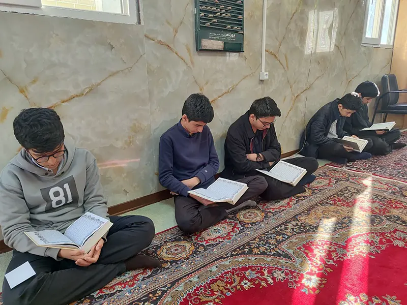 برگزاری جلسه قرائت قرآن روز چهارم ماه مبارک رمضان در دبیرستان سلام تجریش