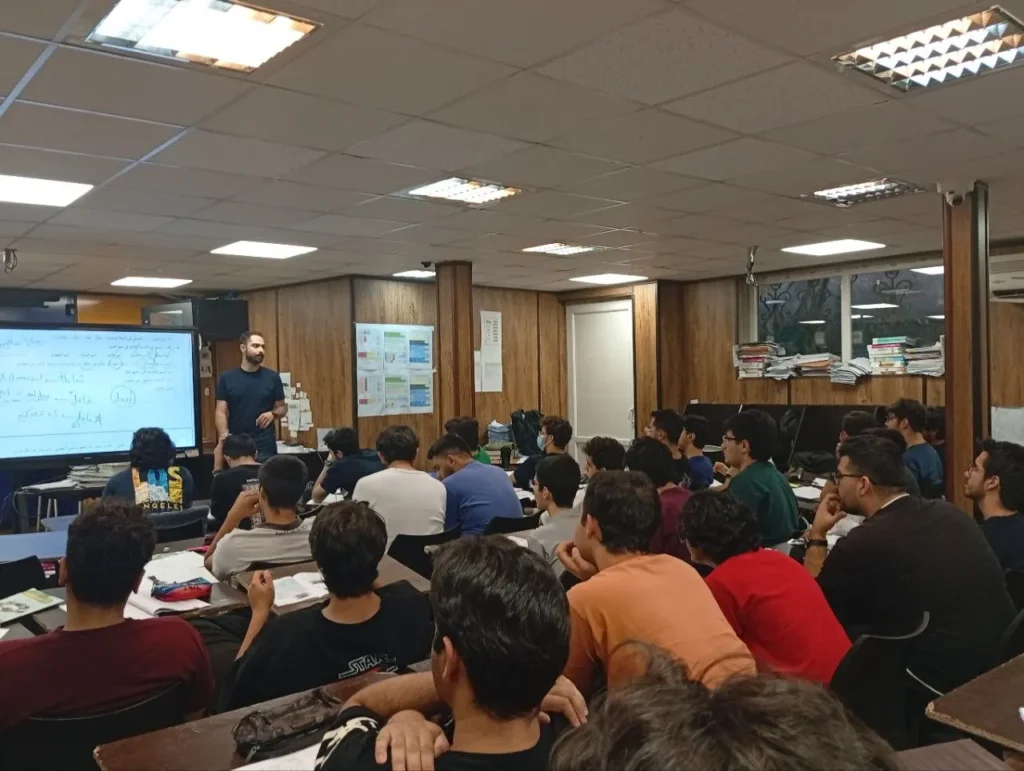 برگزاری همایش آمادگی امتحان نهایی عربی با استاد ذوقی در دبیرستان سلام تجریش