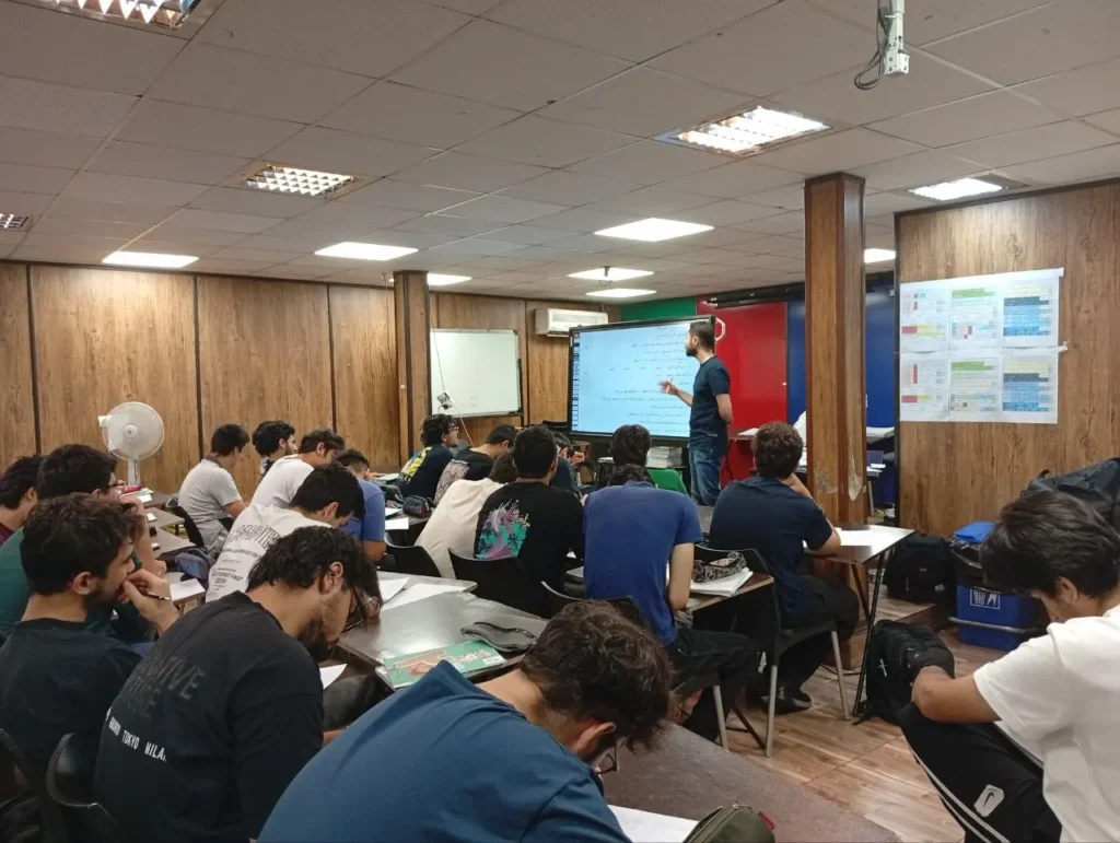 برگزاری همایش آمادگی امتحان نهایی عربی با استاد ذوقی در دبیرستان سلام تجریش