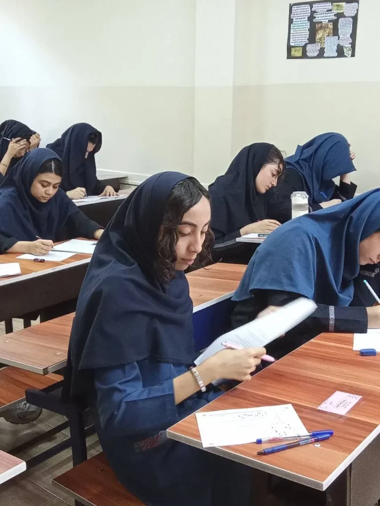 آغاز آزمونهای صبحگاهی پایههای دهم و یازدهم در دبیرستان دخترانه سلام رسالت