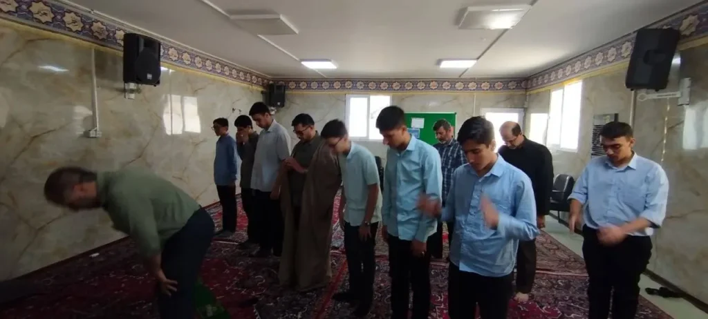 برگزاری نماز جماعت ظهر و عصر در دبیرستان سلام تجریش همزمان با اذان ظهر
