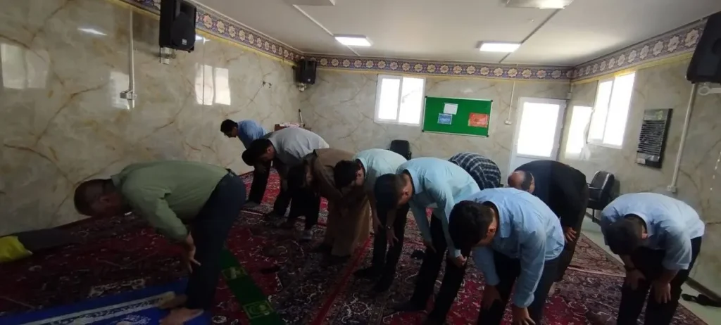 برگزاری نماز جماعت ظهر و عصر در دبیرستان سلام تجریش همزمان با اذان ظهر